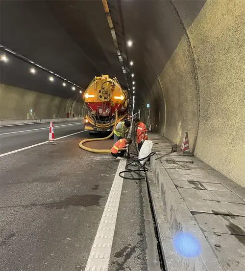 紫阳隧道排水渠清淤